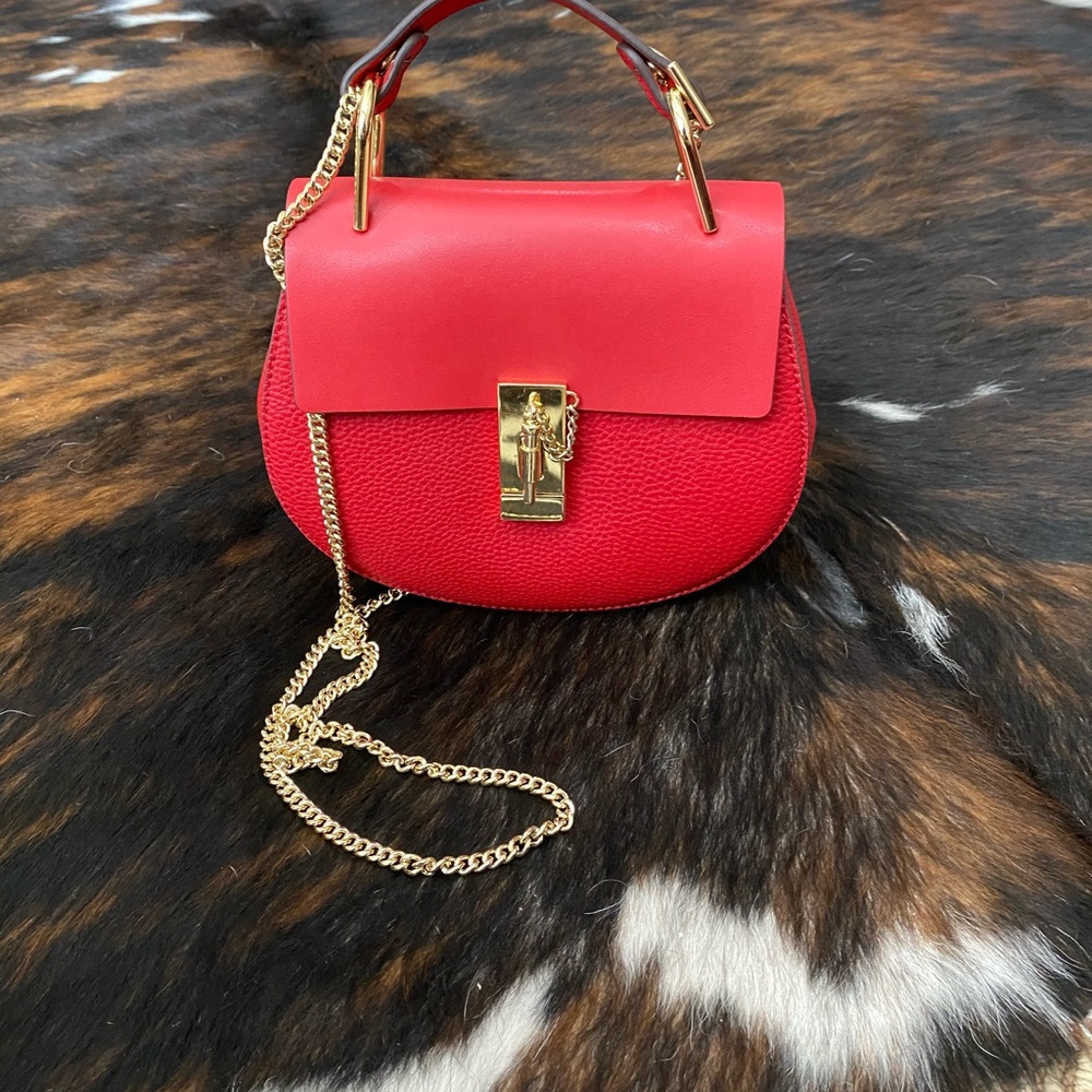 Chic Red Pebbled Crossbody Bag